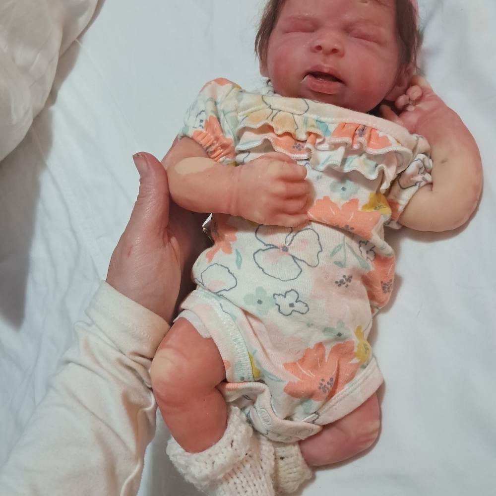 Realistic marshmallow silicone baby girl doll - Picture 10 of 17